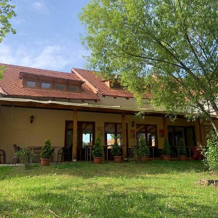 Szitakoeto Panzio Balatonfůzfő Exteriör bild