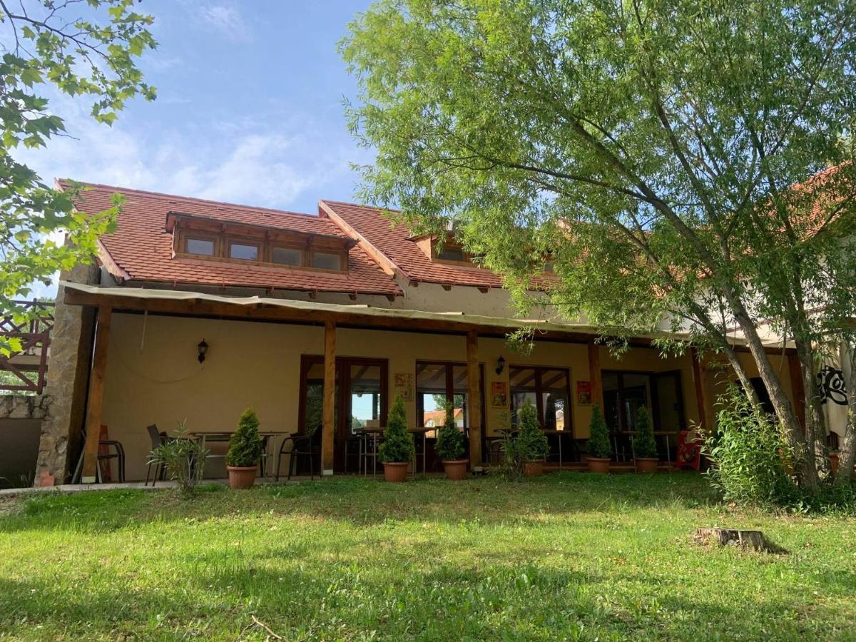 Szitakoeto Panzio Balatonfůzfő Exteriör bild