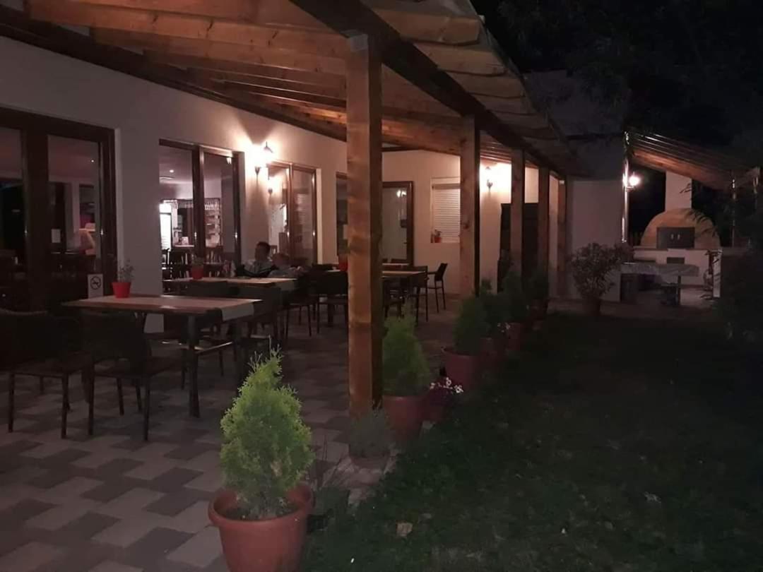 Szitakoeto Panzio Balatonfůzfő Exteriör bild